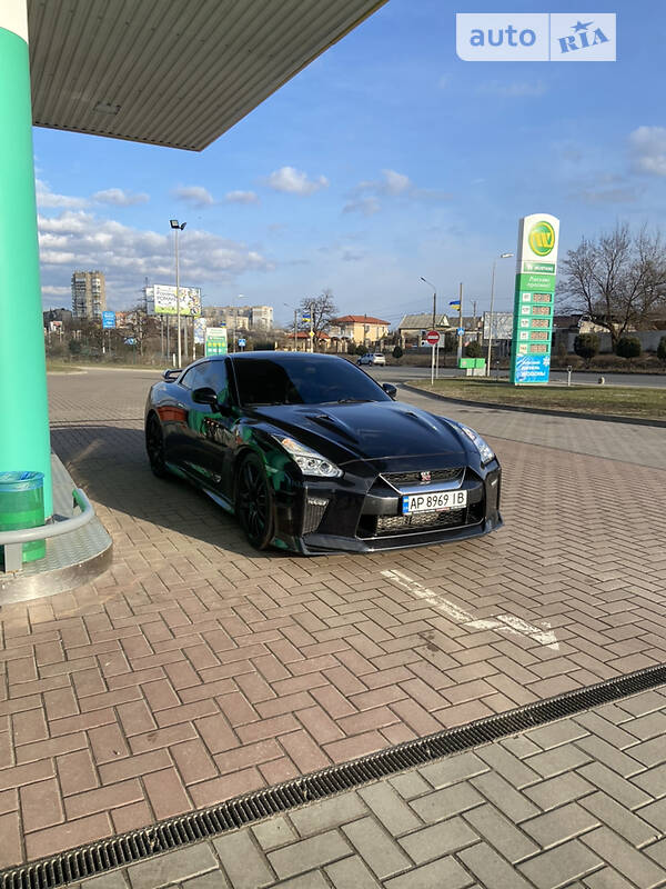 Купе Nissan GT-R