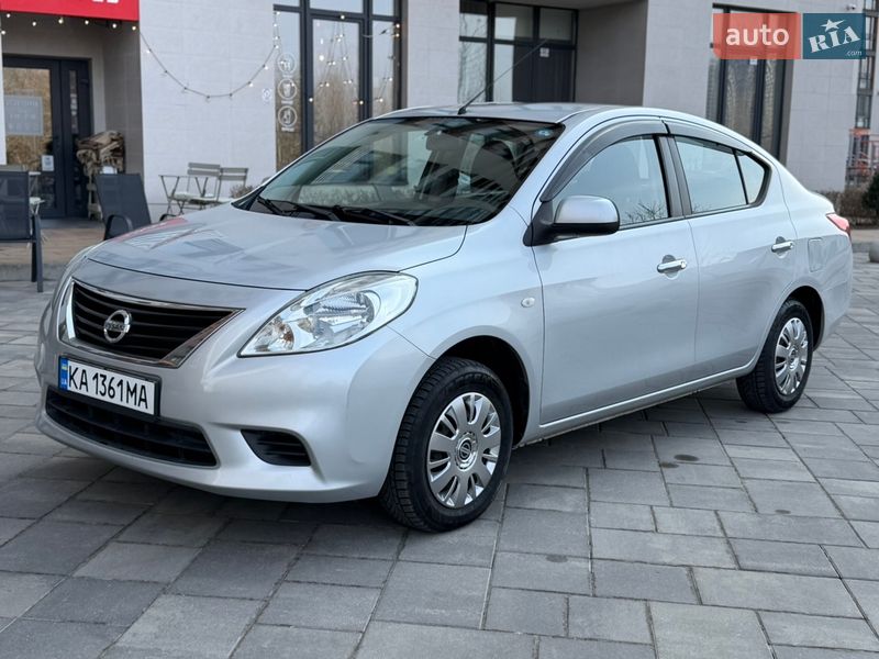 Седан Nissan Latio