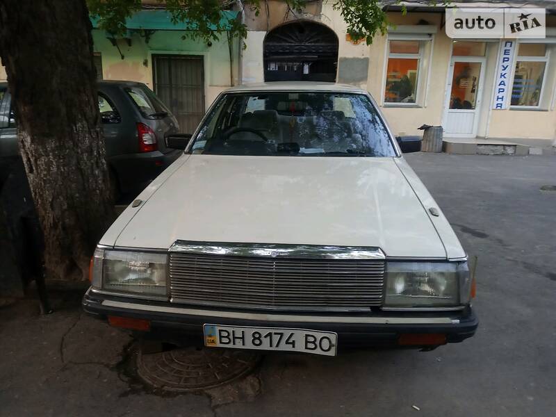 Легкові Nissan Laurel