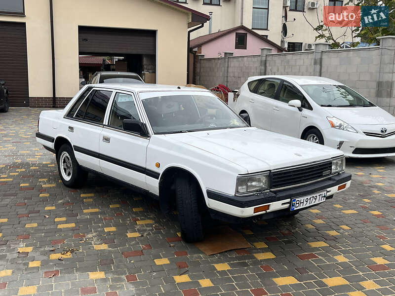 Седан Nissan Laurel