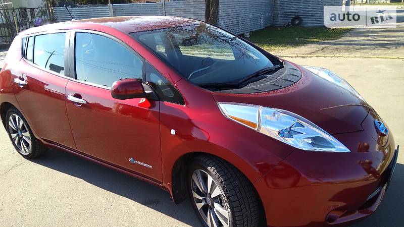 Хэтчбек Nissan Leaf