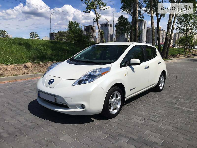 Седан Nissan Leaf