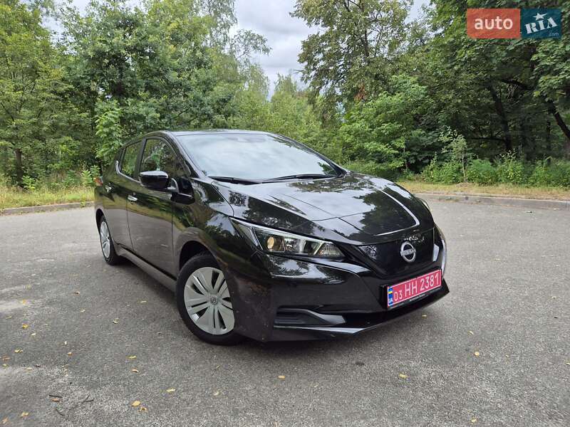 Седан Nissan Leaf