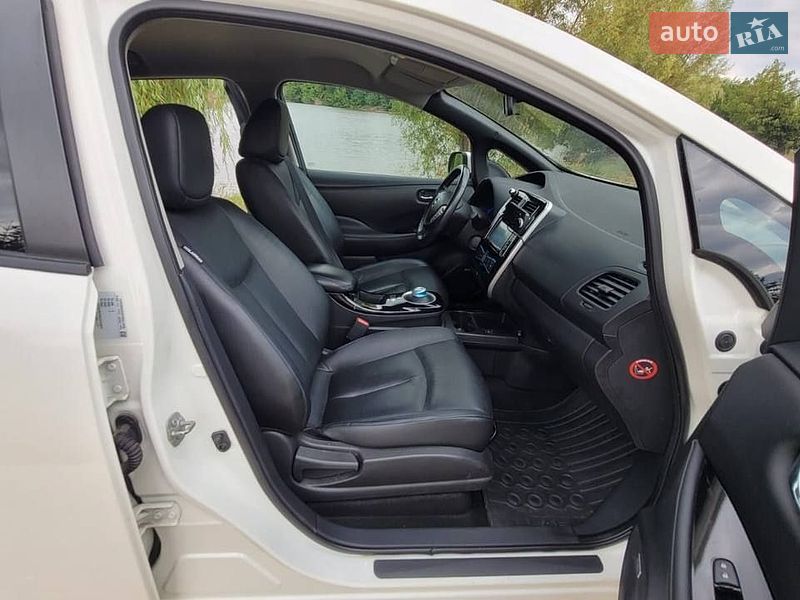 Хэтчбек Nissan Leaf 2015 в Умани
