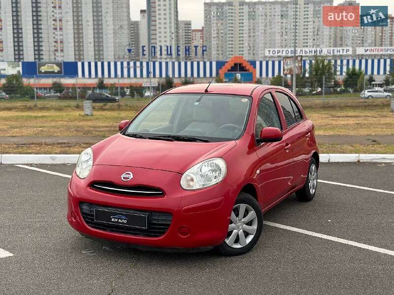 Хетчбек Nissan March