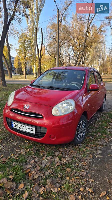 Хетчбек Nissan March