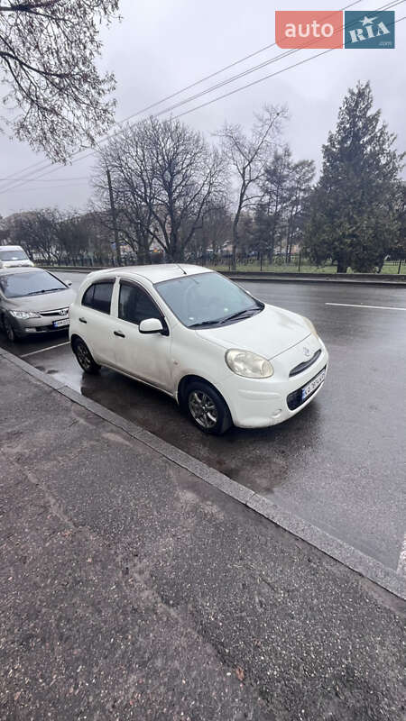 Хетчбек Nissan March