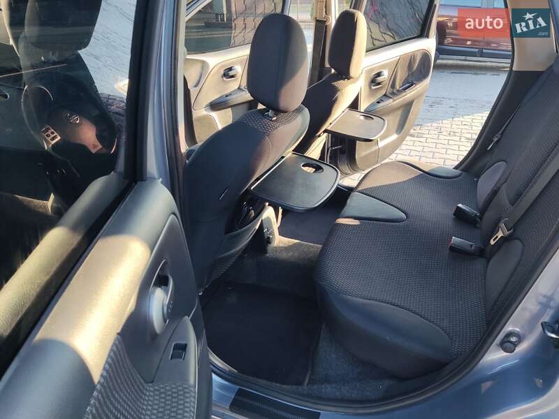 Хэтчбек Nissan Note 2008 в Могилев-Подольске