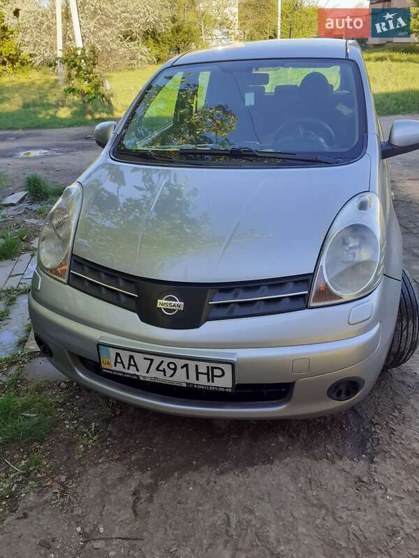 Хетчбек Nissan Note