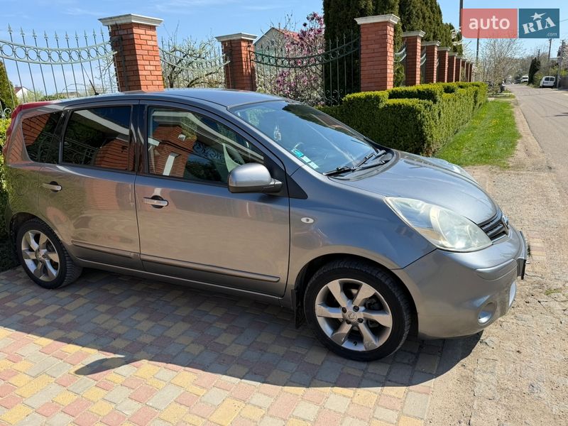 Хетчбек Nissan Note