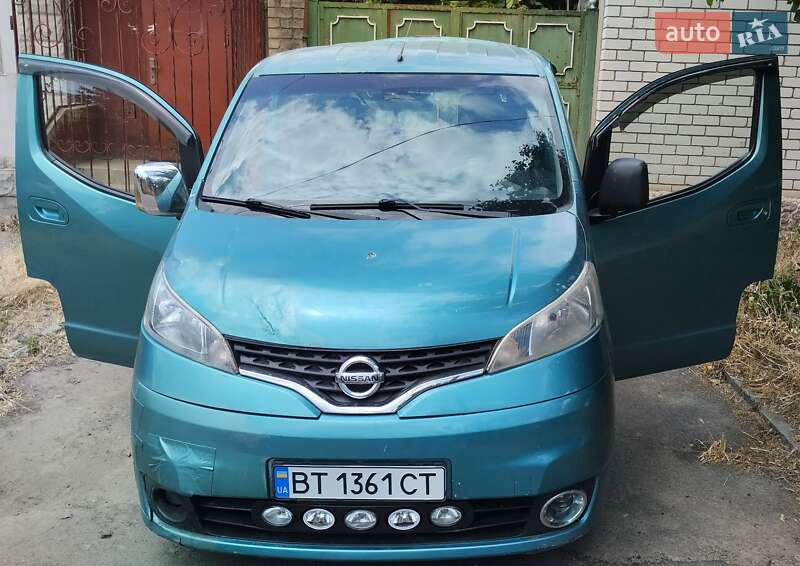 Мінівен Nissan NV200