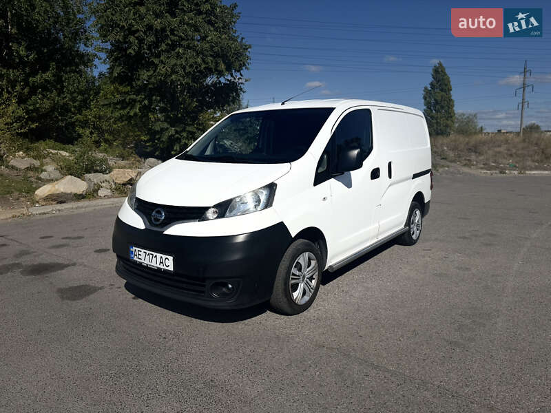 Вантажівки Nissan NV200