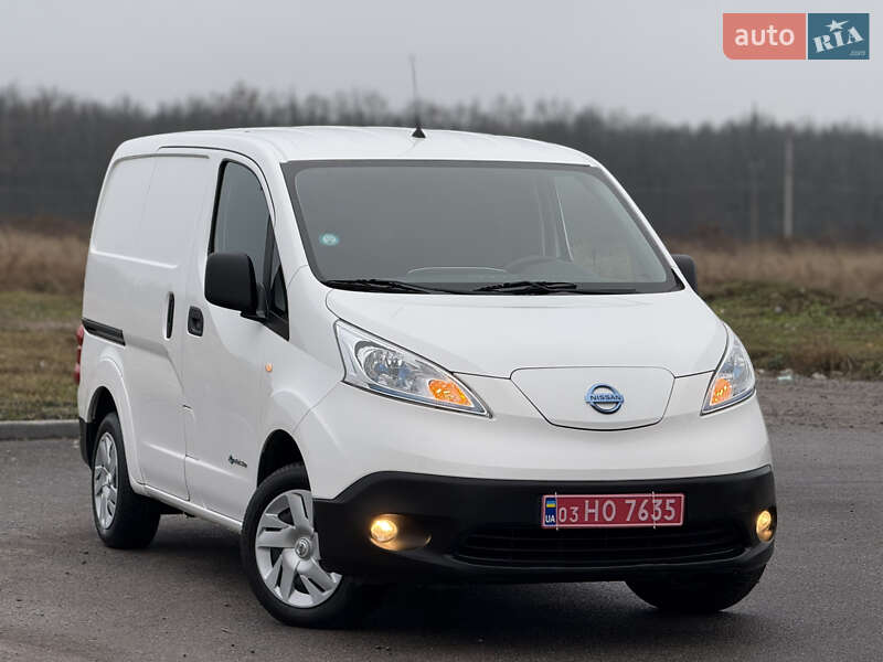 Грузовики Nissan NV200