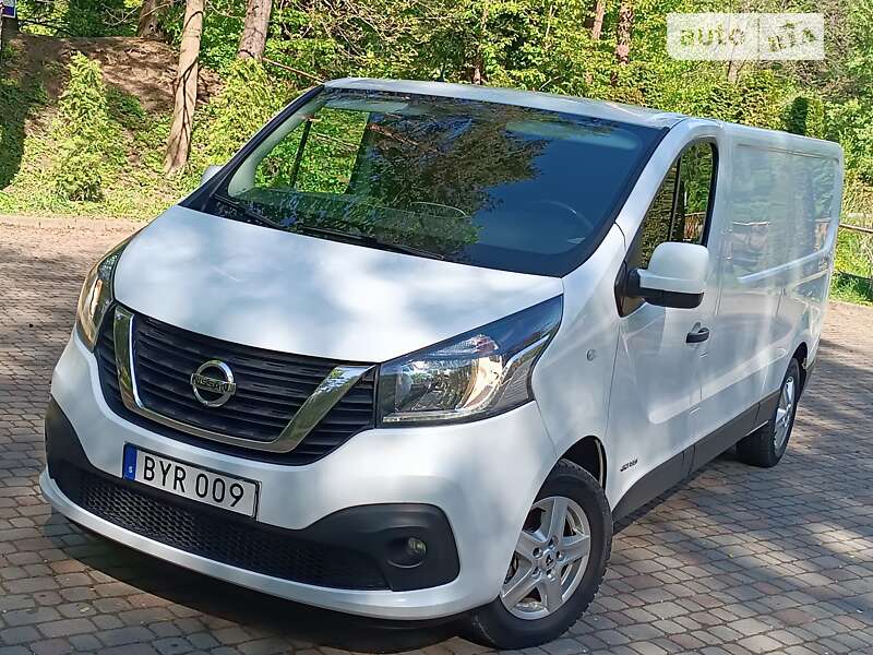 Вантажний фургон Nissan NV300