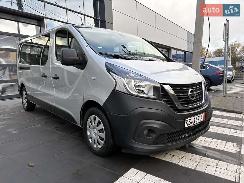 Мінівен Nissan NV300