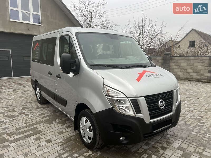 Мінівен Nissan NV400