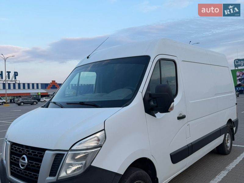Вантажний фургон Nissan NV400