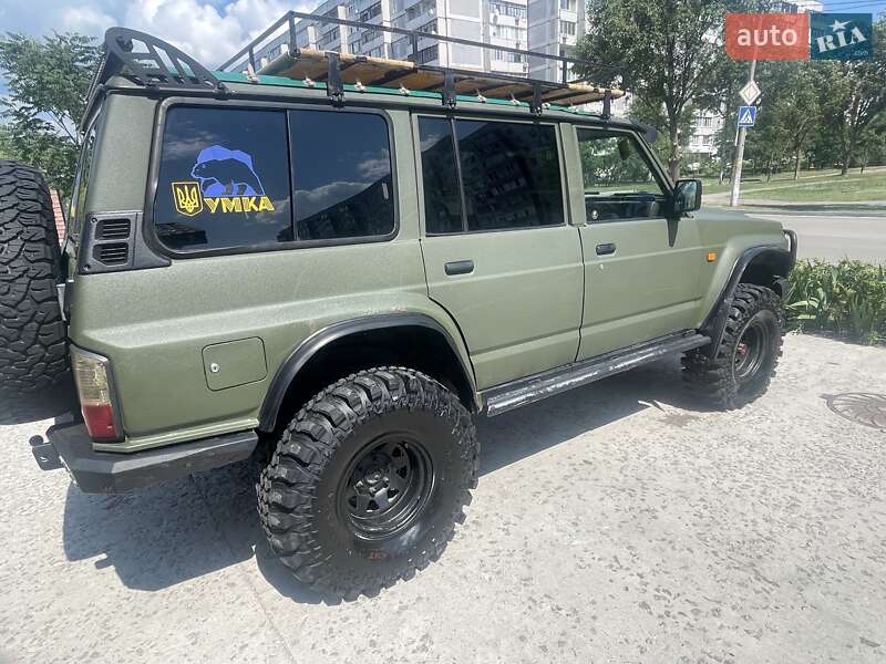 Позашляховик / Кросовер Nissan Patrol
