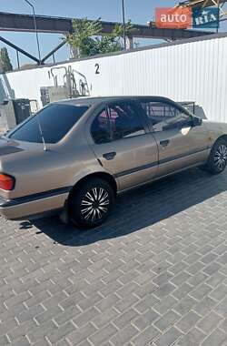 Nissan Primera  1990