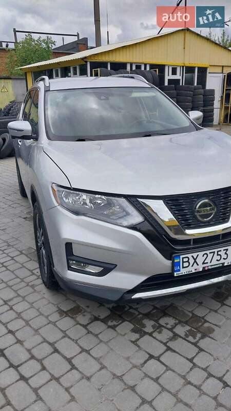 Позашляховик / Кросовер Nissan Rogue