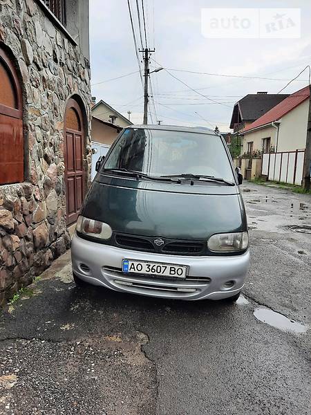 Легкові Nissan Serena