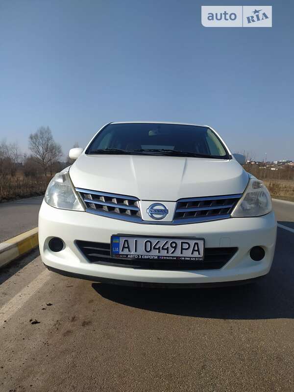 Легкові Nissan Tiida Latio