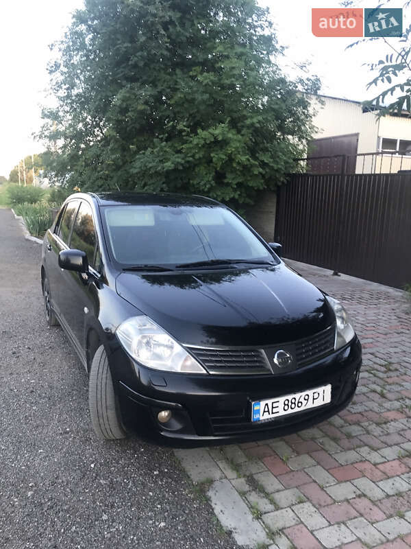 Седан Nissan TIIDA