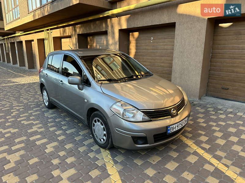 Хэтчбек Nissan TIIDA