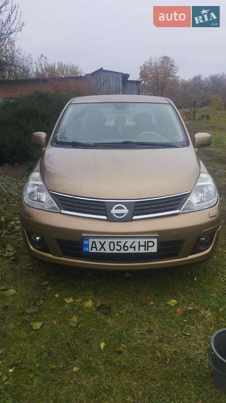 Седан Nissan TIIDA