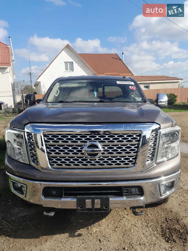 Вантажний фургон Nissan Titan