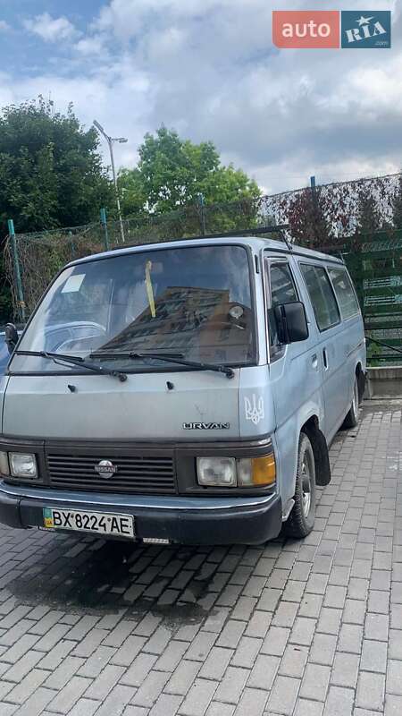 Позашляховик / Кросовер Nissan Urvan