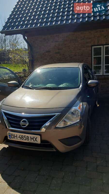 Седан Nissan Versa