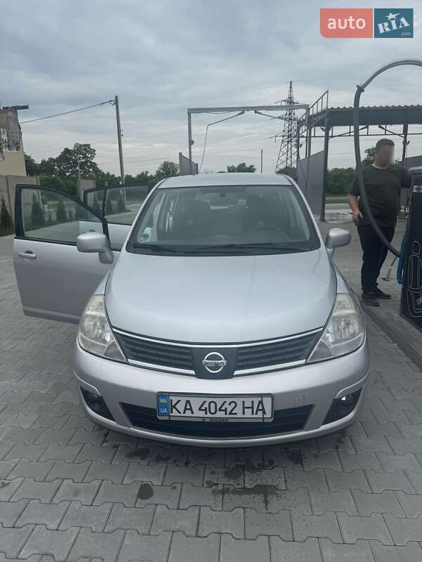 Хетчбек Nissan Versa
