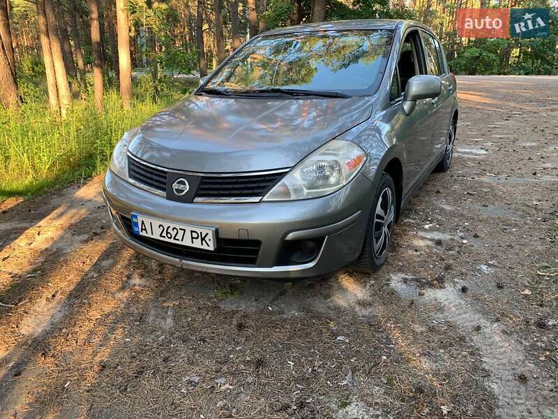 Хэтчбек Nissan Versa