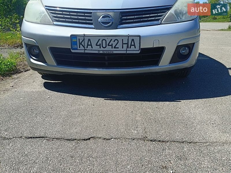 Хетчбек Nissan Versa