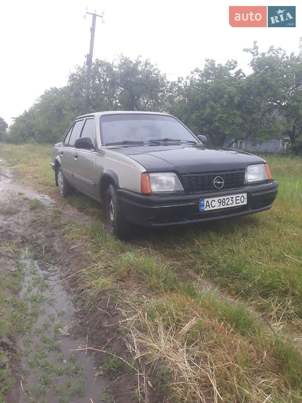 Седан Opel Ascona 1986 в Владимире