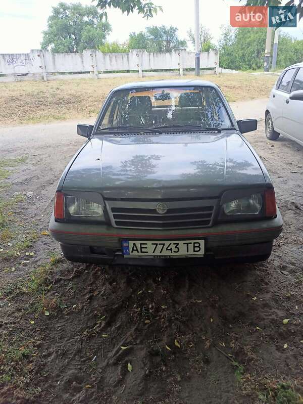 Легкові Opel Ascona