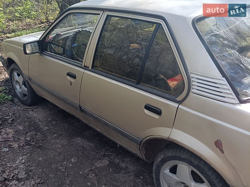 Седан Opel Ascona 1986 в Бару