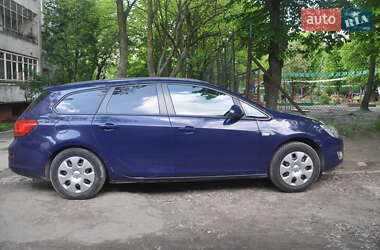 Opel Astra Sports Tourer 2012