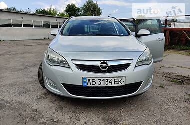 Opel Astra Sports Tourer 2011