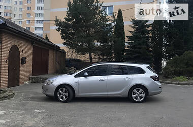 Opel Astra Sports Tourer 2011