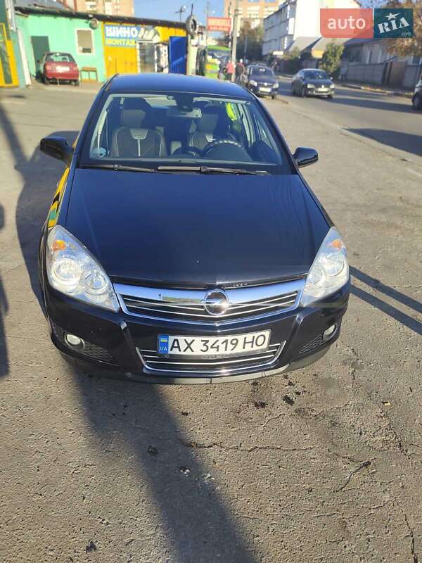 Хэтчбек Opel Astra