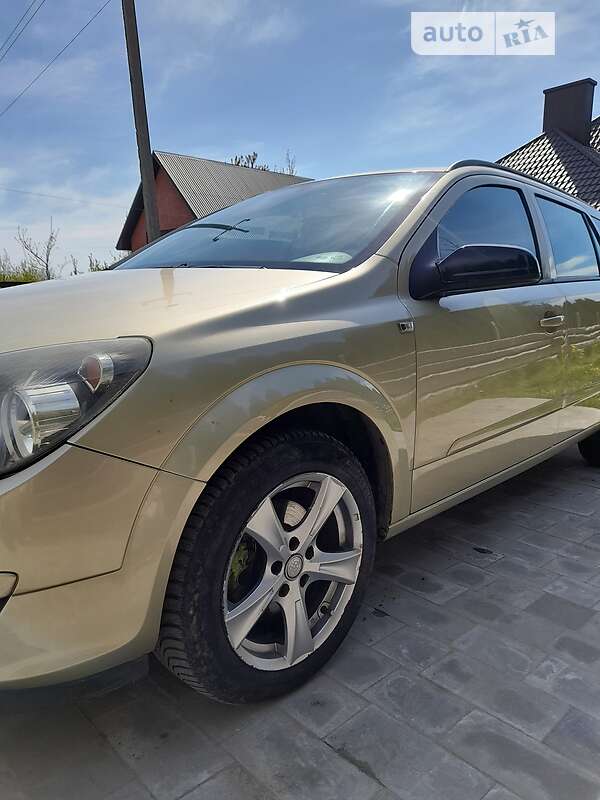 Универсал Opel Astra 2005 в Нововолынске