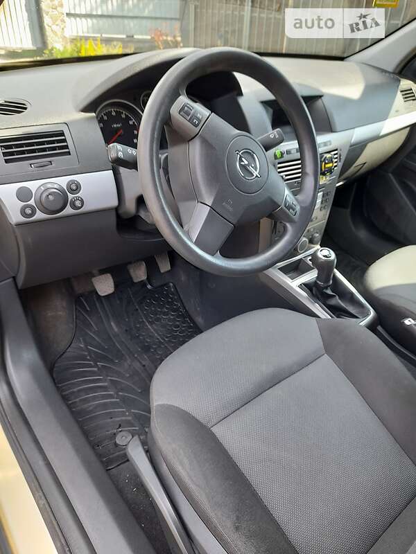 Универсал Opel Astra 2005 в Нововолынске
