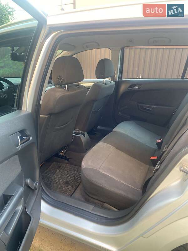 Универсал Opel Astra 2010 в Львове