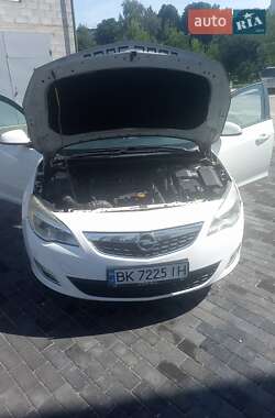 Opel Astra  2012