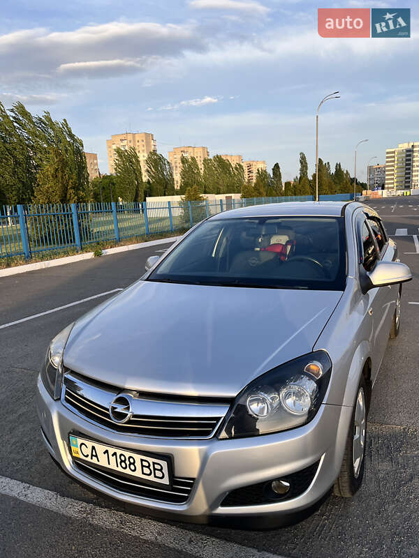 Хэтчбек Opel Astra