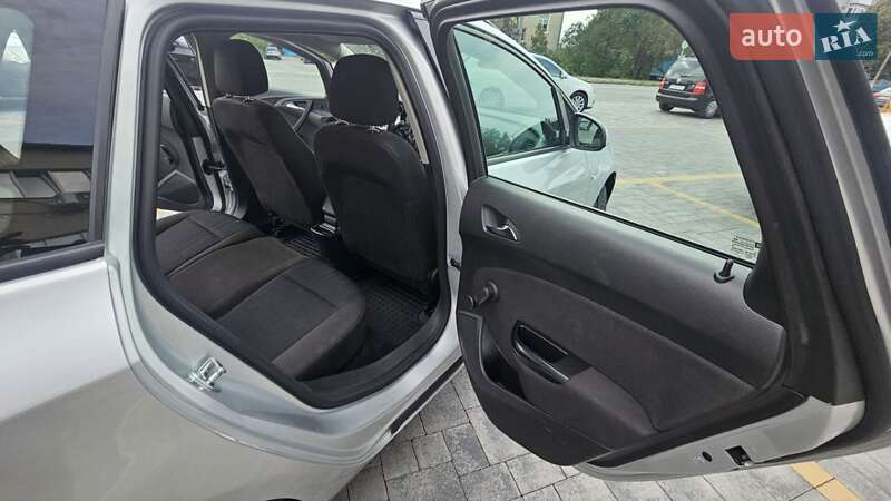 Універсал Opel Astra 2011 в Звягелі