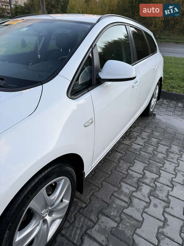 Универсал Opel Astra 2014 в Хмельницком