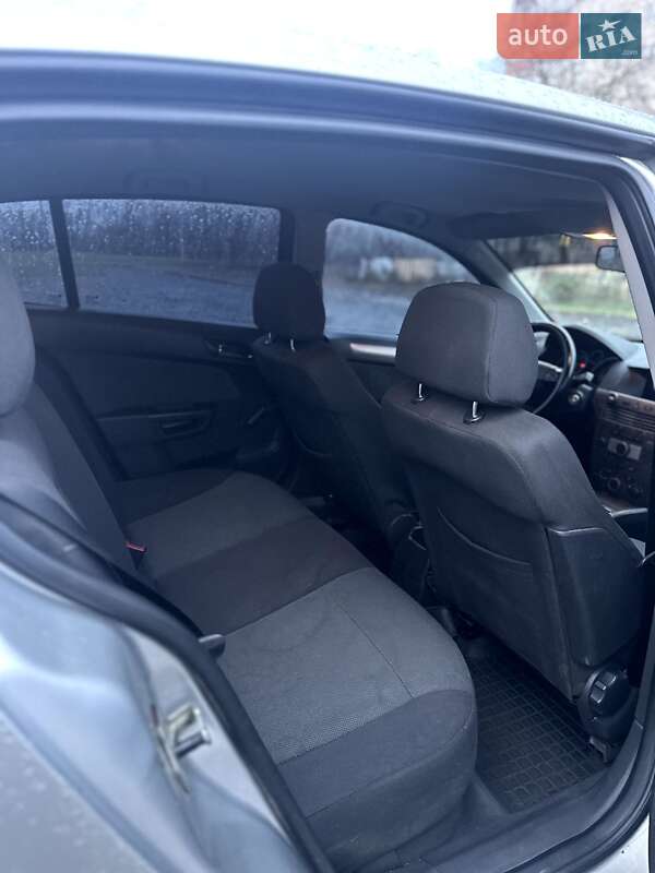 Хэтчбек Opel Astra 2006 в Мукачево